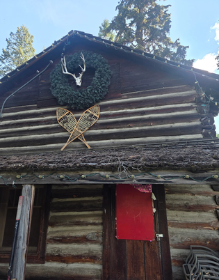 The origianal homesteader's cabin, with crossed snowshoes and antlers